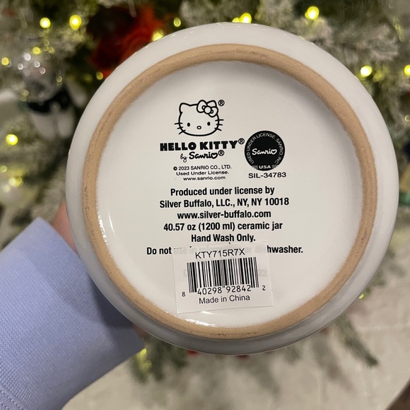 Hello Kitty Christmas Canister - Picture 4 of 7